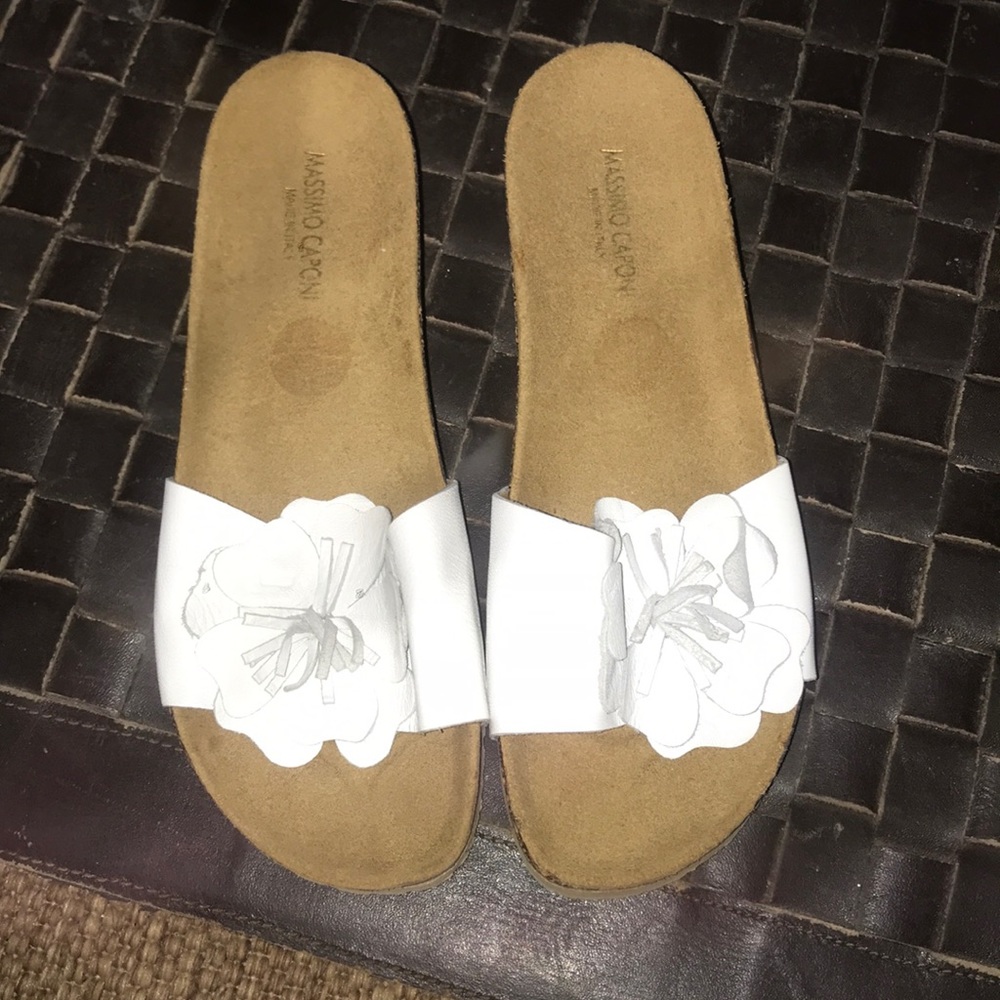 Beautiful ladies 8.5 white 3D flower wedge slides